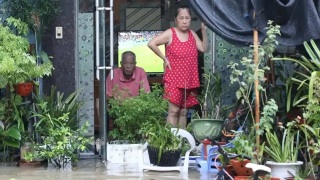Mưa lớn trút xuống Quảng Ninh, người dân bỏ xem World Cup lo chống ngập