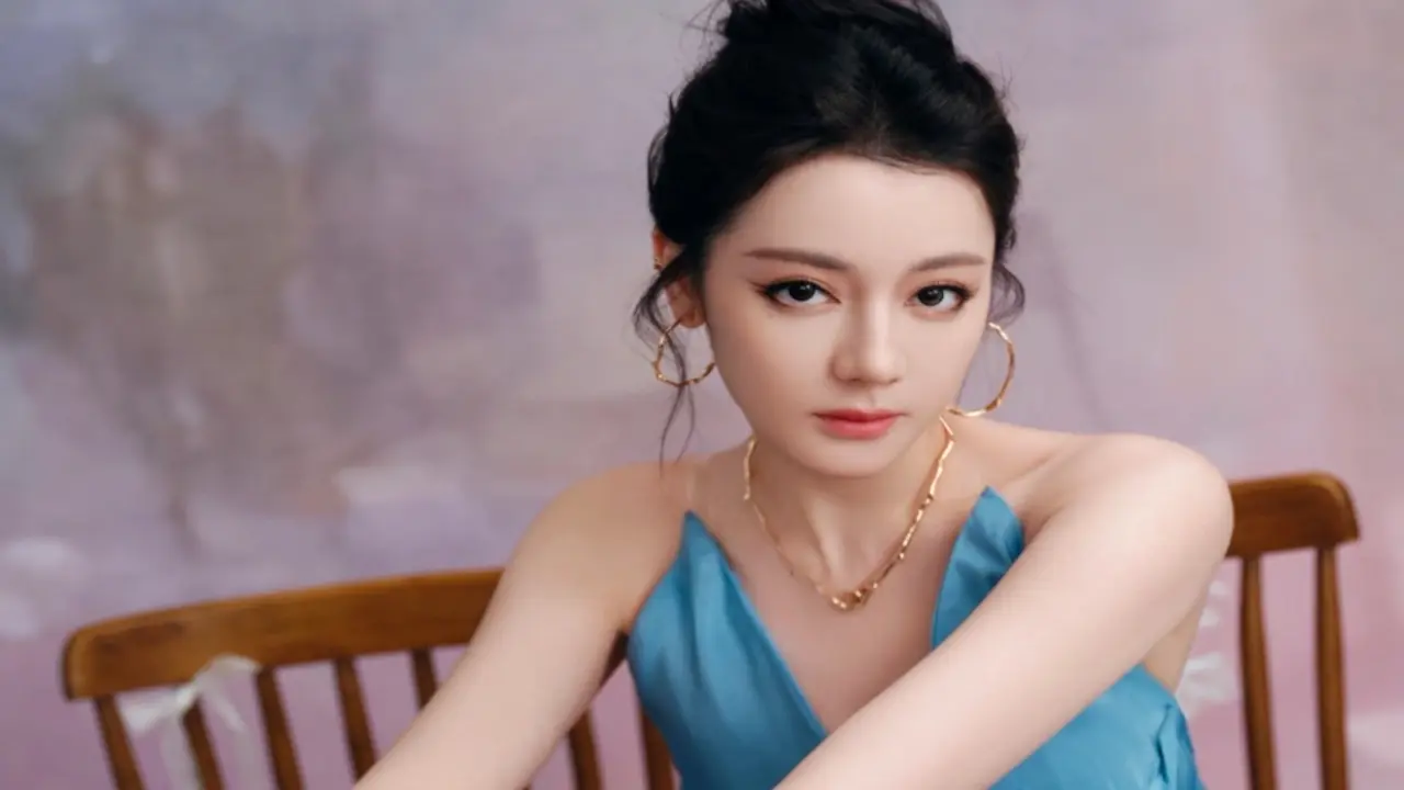 “Mỹ nhân Tân Cương” Địch Lệ Nhiệt Ba đang hẹn hò thiếu gia kém 8 tuổi?