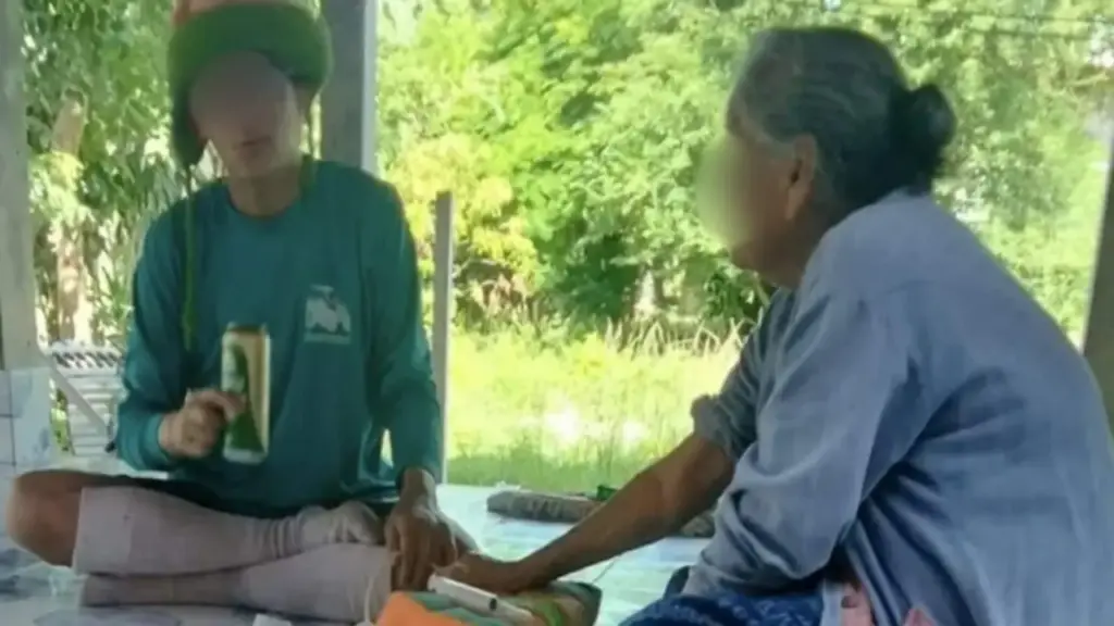 Nam bác sĩ bị điều tra vì uống bia trong lúc lấy máu xét nghiệm