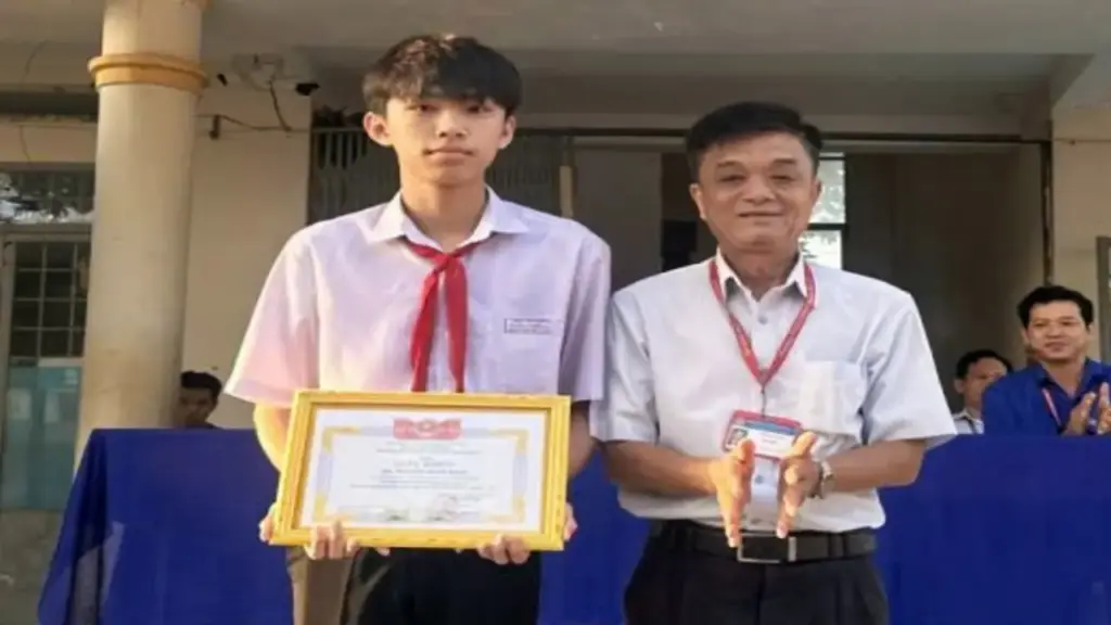 Nam sinh vùng biên đỗ thủ khoa với 3 điểm 10