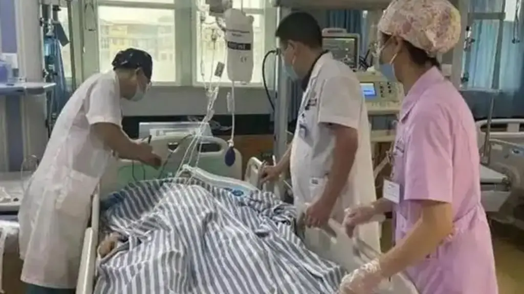 Nam thanh niên 30 tuổi tử vong sau 2 tiếng làm việc giữa nắng nóng, bác sĩ cảnh báo thói quen "cực độc"
