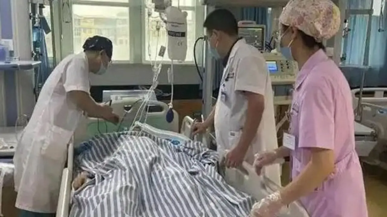 Nam thanh niên 30 tuổi tử vong sau 2 tiếng làm việc giữa nắng nóng, bác sĩ cảnh báo thói quen "cực độc"
