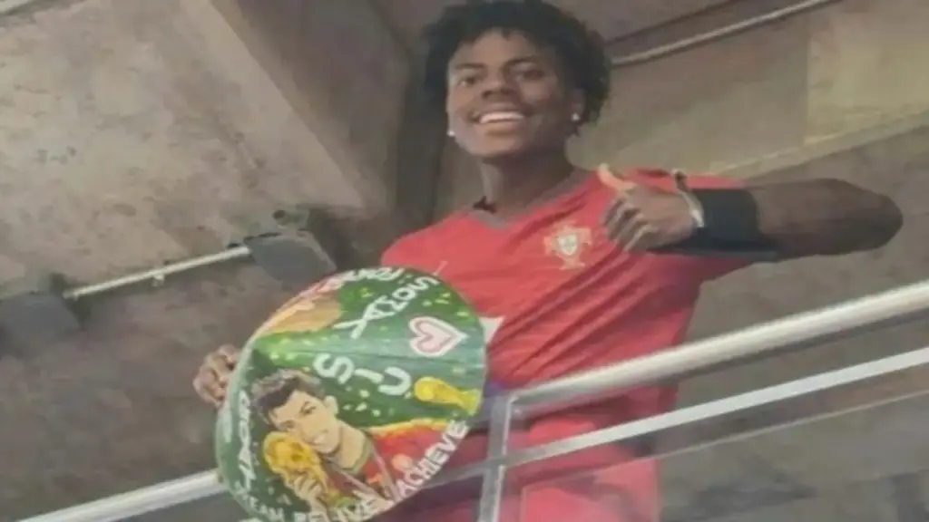Nam YouTuber nổi tiếng thế giới cầm nón lá Việt cổ vũ ở World Cup gây sốt