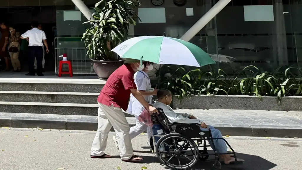 Nắng nóng hơn 40 độ C, có nên uống oresol thay nước?