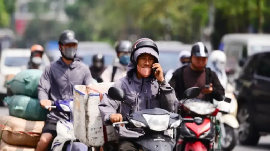 Nắng nóng kéo dài ở miền Bắc, nhiệt độ tiếp tục "leo thang" kèm nguy cơ dông lốc