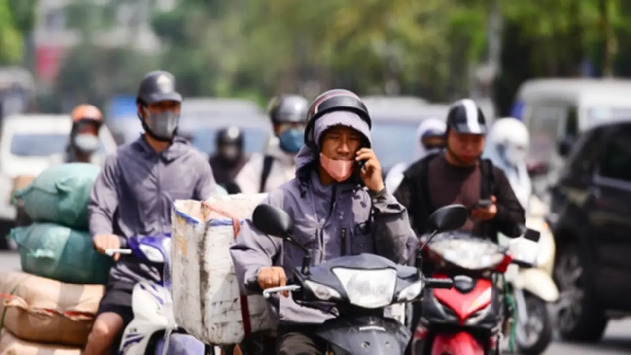 Nắng nóng kéo dài ở miền Bắc, nhiệt độ tiếp tục "leo thang" kèm nguy cơ dông lốc
