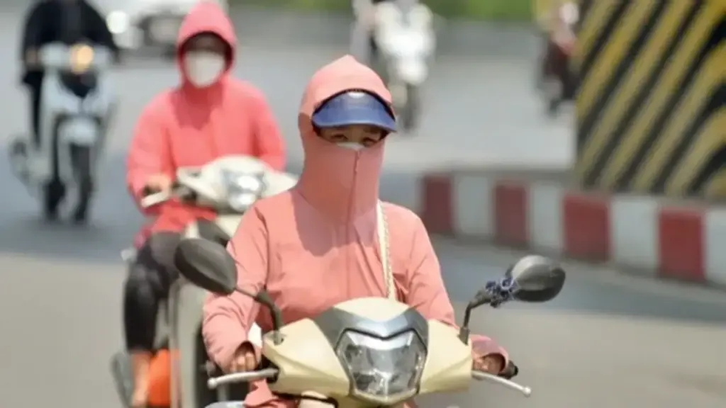 Nắng nóng trên 40 độ C, uống nước thế nào để không bị sốc nhiệt?