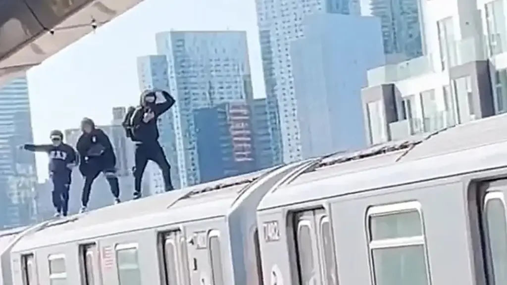 New York cảnh báo về thử thách trèo nóc tàu điện