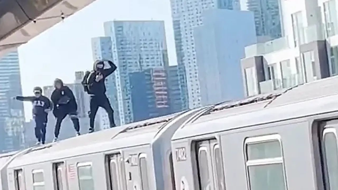 New York cảnh báo về thử thách trèo nóc tàu điện