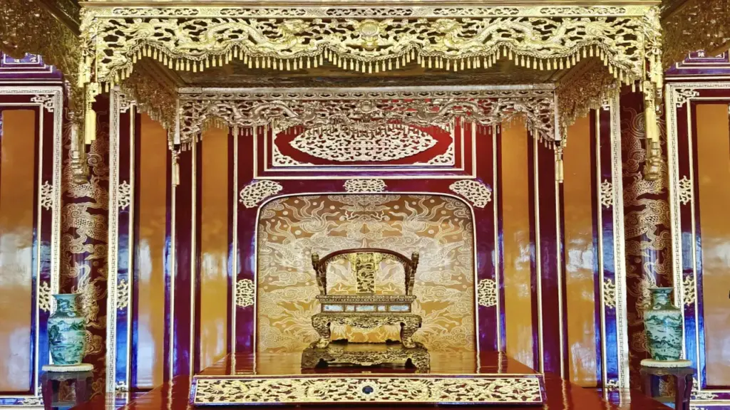 Ngai vàng triều Nguyễn bị phá hoại được trưng bày trở lại