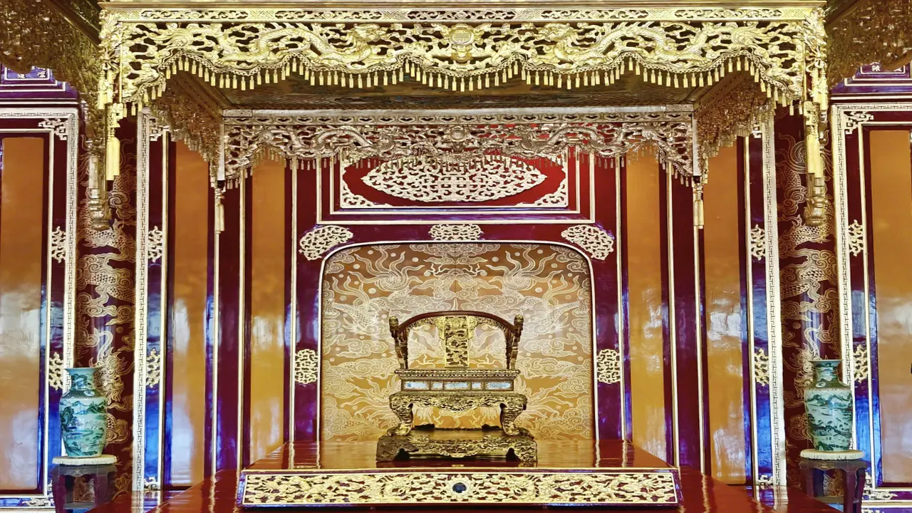 Ngai vàng triều Nguyễn bị phá hoại được trưng bày trở lại