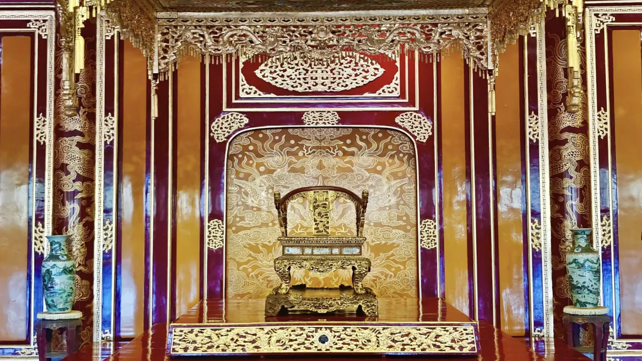 Ngai vàng triều Nguyễn được trưng bày trở lại sau sự cố phá hoại