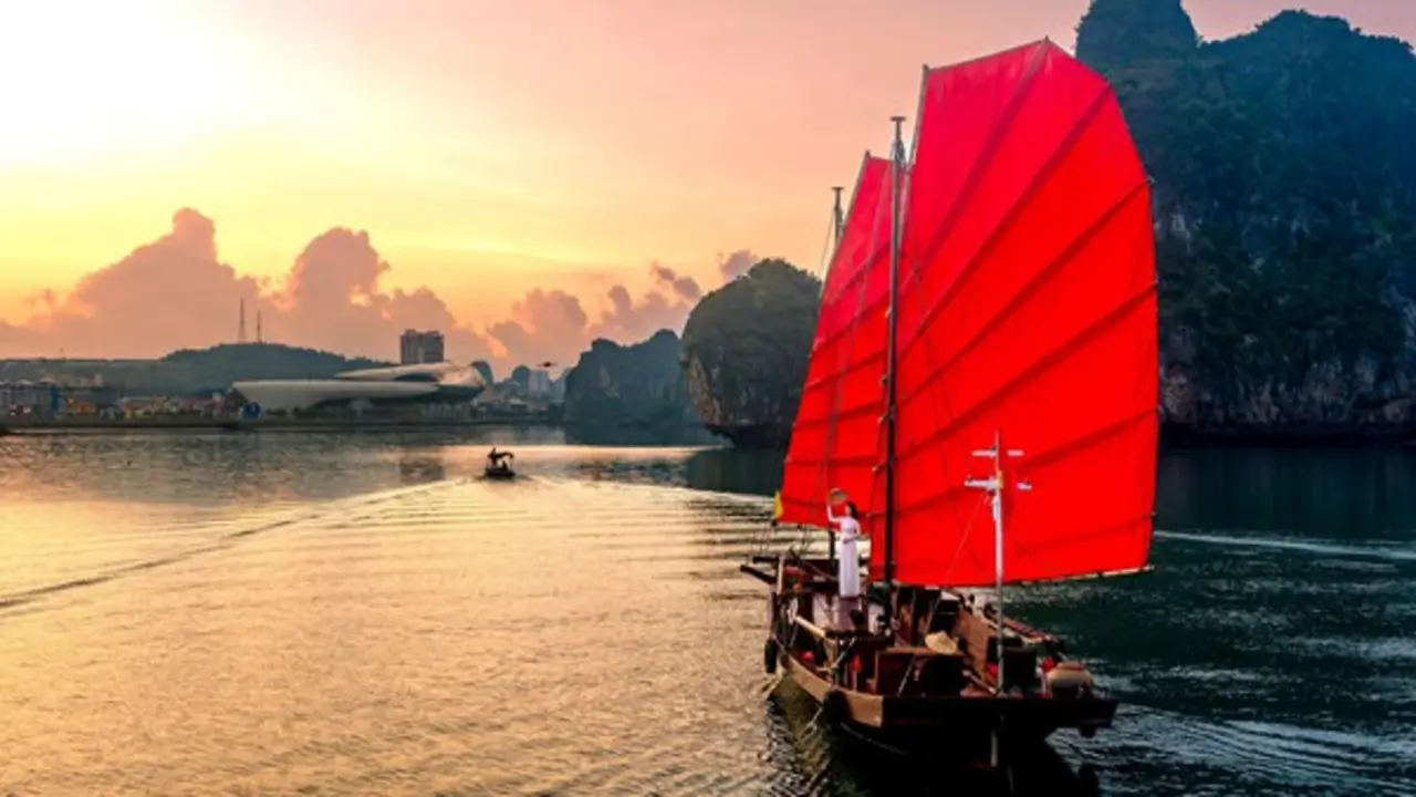 Ngắm cánh buồm đỏ đầy hoài niệm trên vịnh Hạ Long