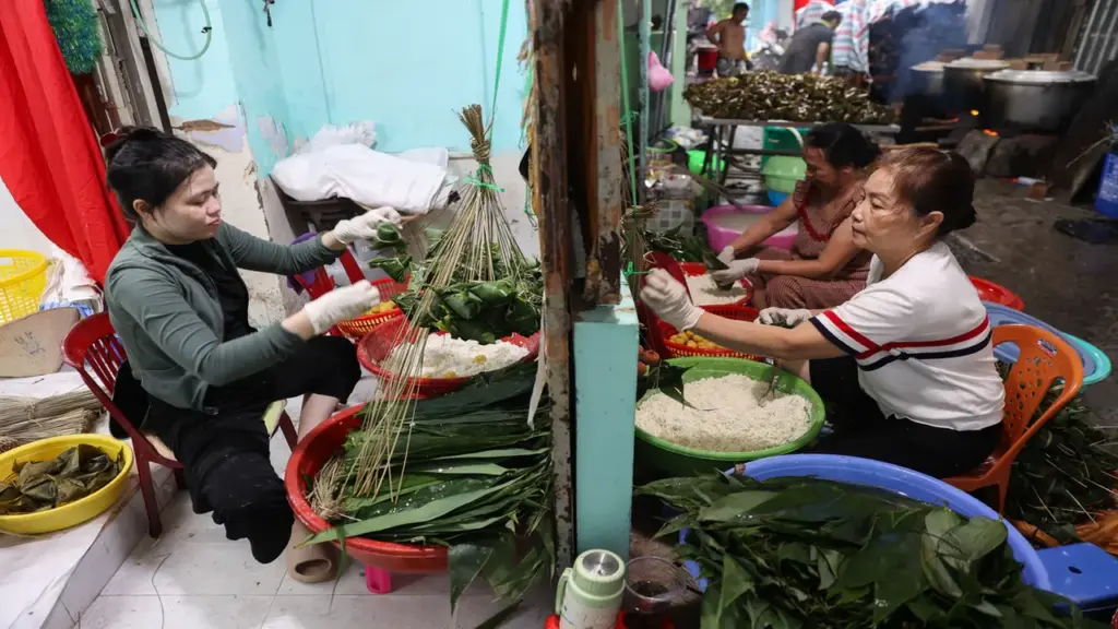 Ngâm hàng nghìn kg gạo, gói bánh ú lá tre bán Tết Đoan Ngọ