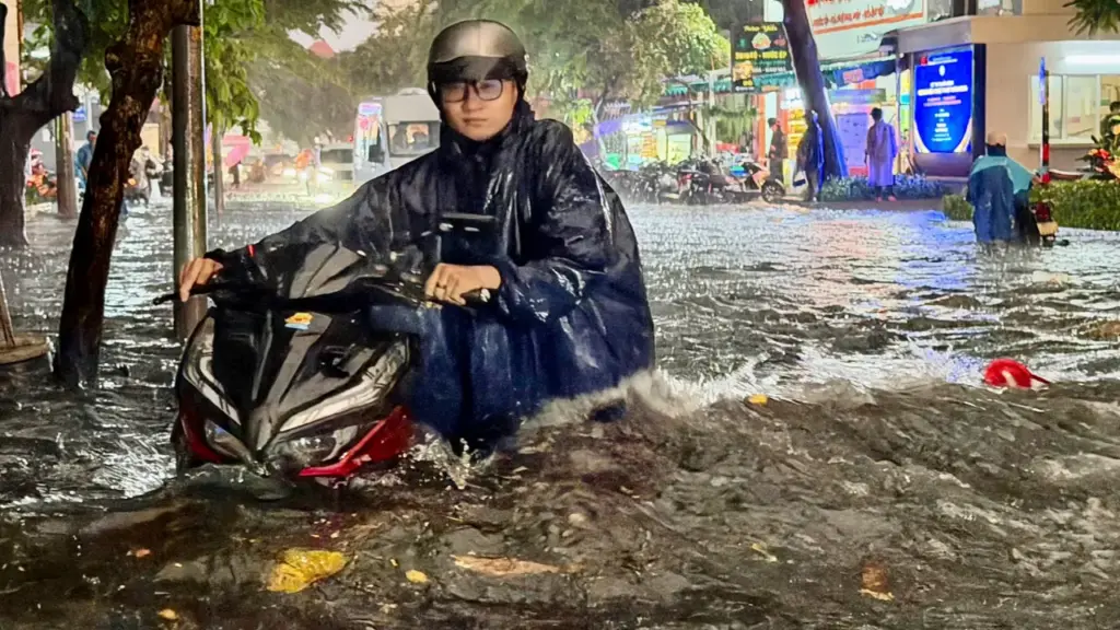 Ngập ngang người sau mưa lớn ở TP HCM