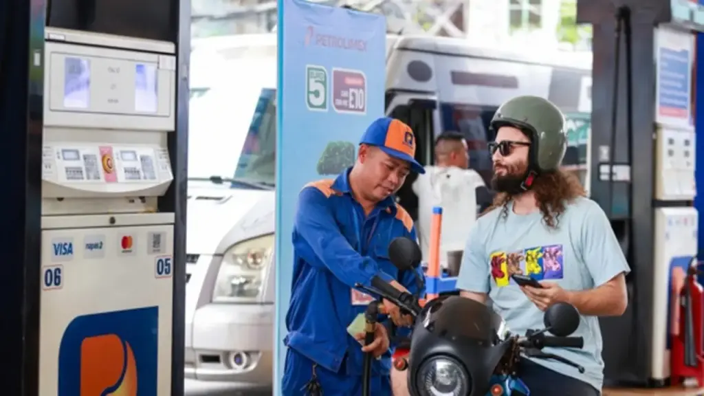 Ngày đầu bán xăng E10 đại trà: Người dân đón nhận thế nào?