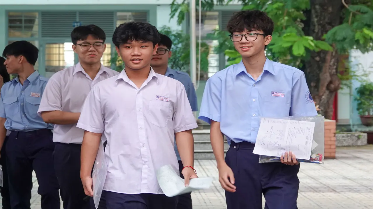 Ngày đầu thi vào lớp 10 TPHCM, một số điểm thi phát hiện đề bị mất chữ