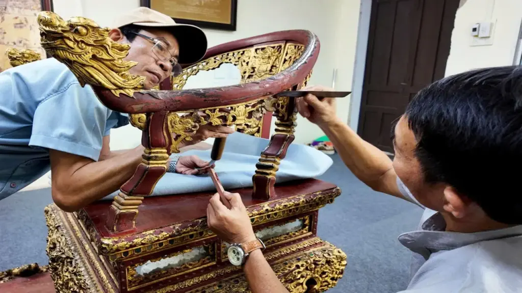 Nghệ nhân dùng vàng thật để phục chế bảo vật Ngai vàng triều Nguyễn