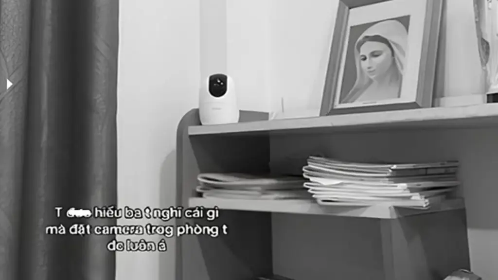 Nghẹt thở vì cha mẹ 'quan tâm' bằng camera giám sát