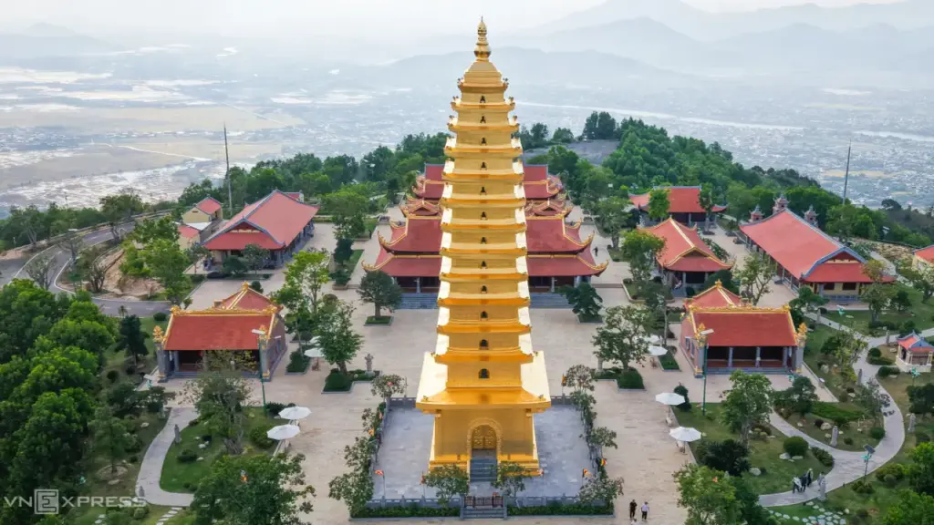Ngôi chùa với bảo tháp 13 tầng trên núi ở Nha Trang