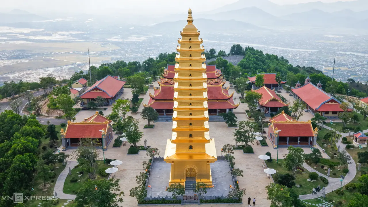 Ngôi chùa với bảo tháp 13 tầng trên núi ở Nha Trang