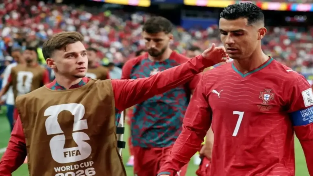 Ngôi sao Bồ Đào Nha: “Không ai có nghĩa vụ chuyền bóng cho C.Ronaldo”