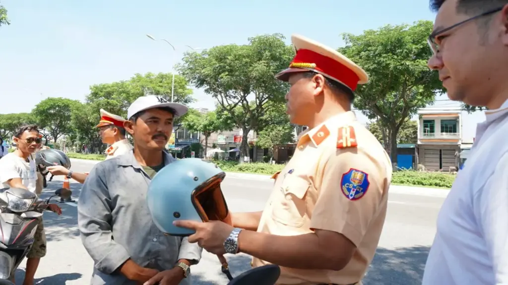 Người dân Đà Nẵng bất ngờ khi được CSGT dừng xe tặng mũ bảo hiểm xịn