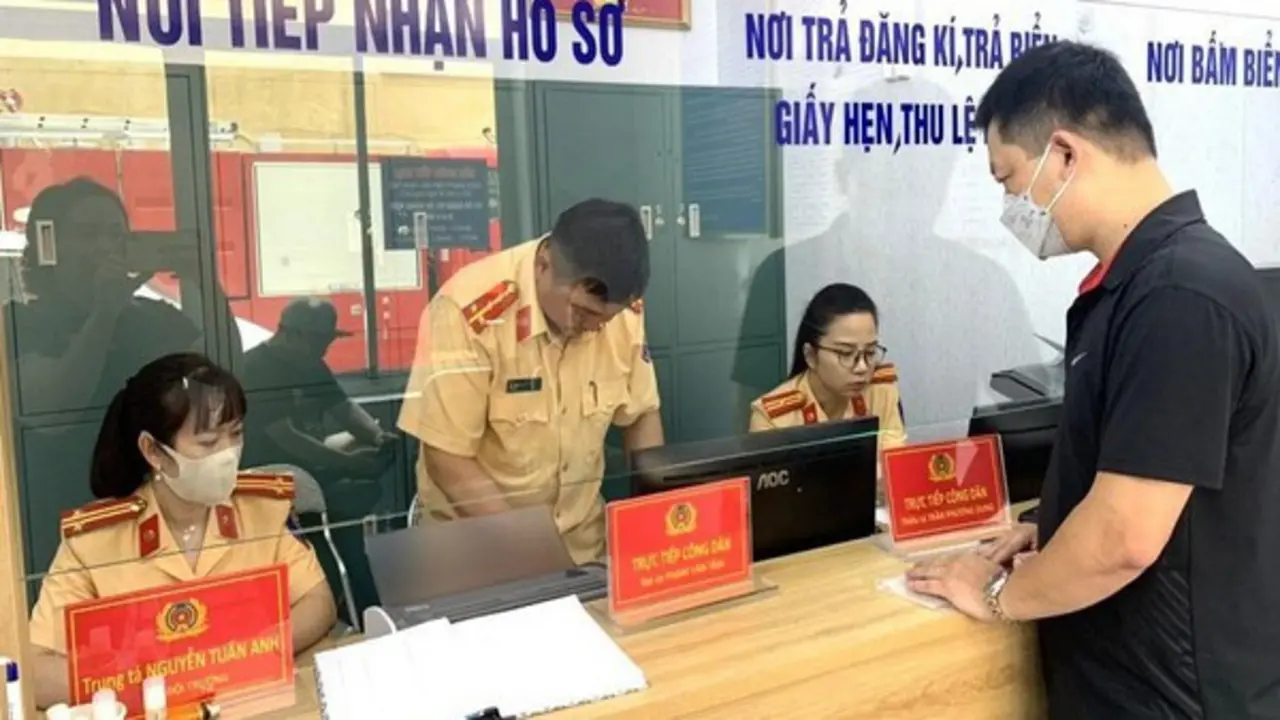 Người dân đăng ký, sang tên ô tô, xe máy cần chú ý quy định mới để không bị lừa