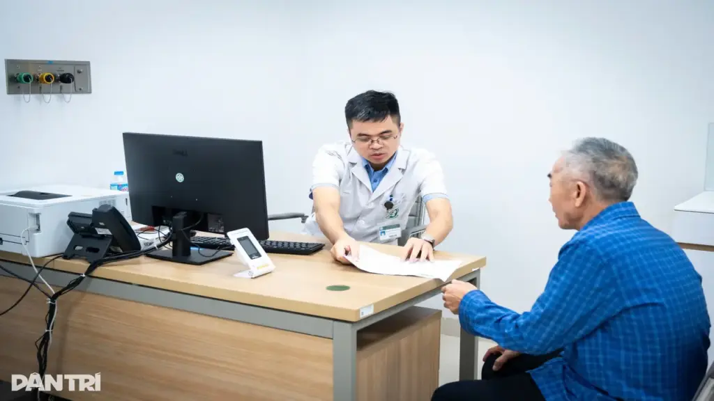 Người dân háo hức khám "bác sĩ Bạch Mai" tại Ninh Bình