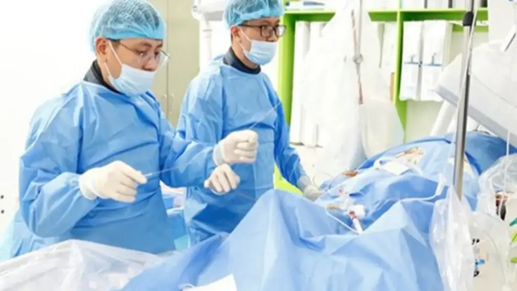 Người đàn ông 43 tuổi bất ngờ thành bệnh nhân khi đưa con đi khám
