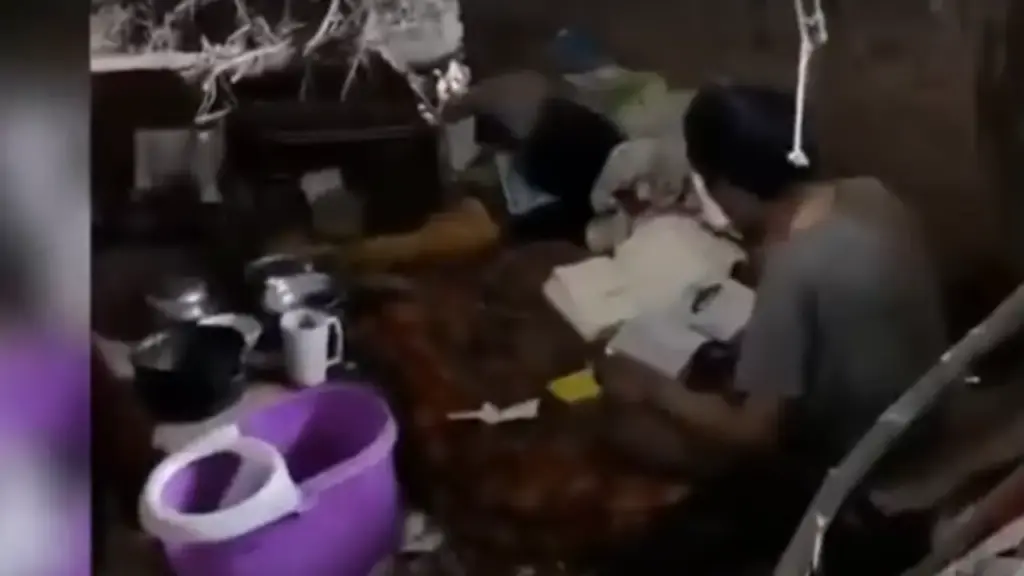 Người đàn ông bí ẩn sống trong hang động nhiều năm, ngày ngày chăm chú làm một việc