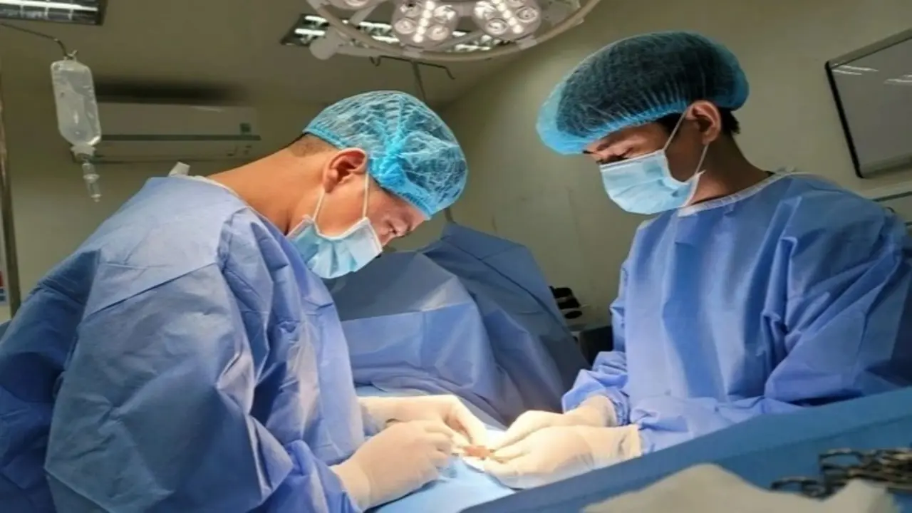 Người đàn ông Lào cầu cứu bác sĩ sau mũi tiêm "tăng kích thước"
