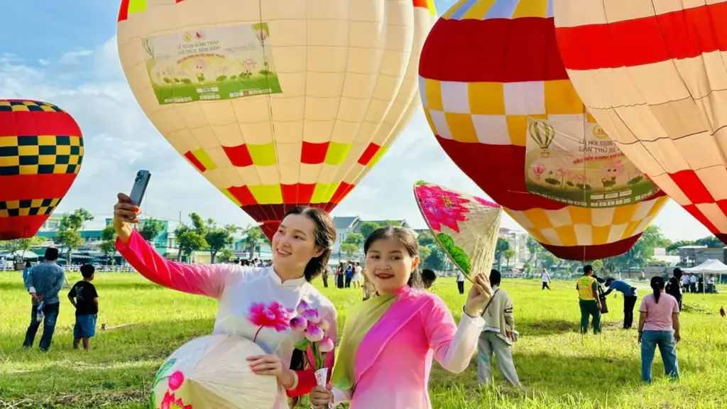 Người dân thích thú ngắm dù lượn, khinh khí cầu và xem diễu hành áo dài sen