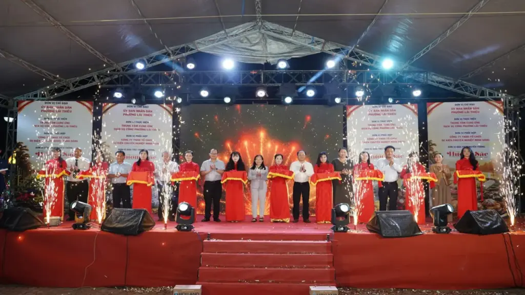 Người dân thích thú tham quan mua sắm tại Tuần lễ văn hoá, ẩm thực và mua sắm Lái Thiêu