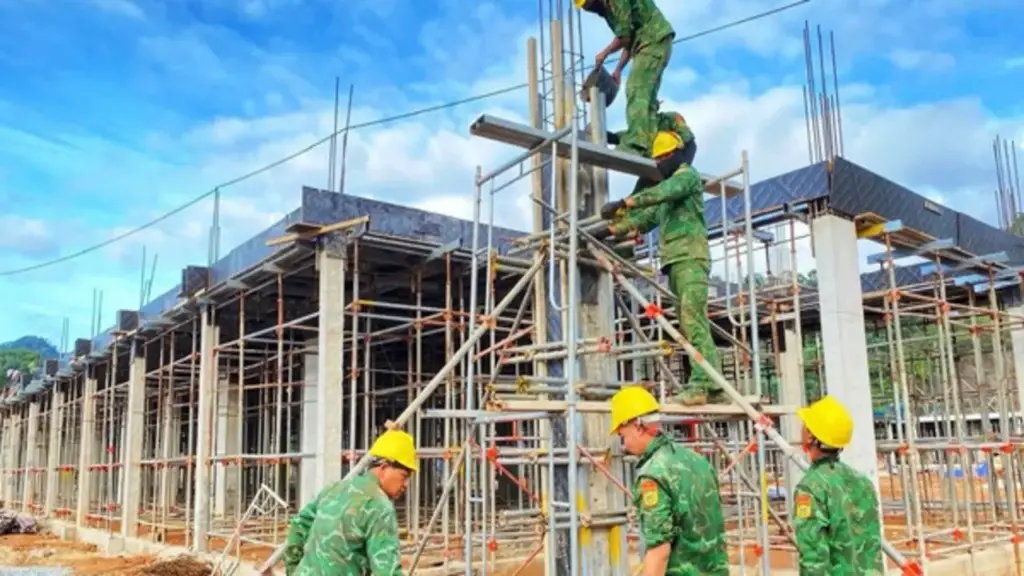 Người lính 'gác súng cầm bay': Dựng những mái trường giữa đại ngàn Đà Nẵng