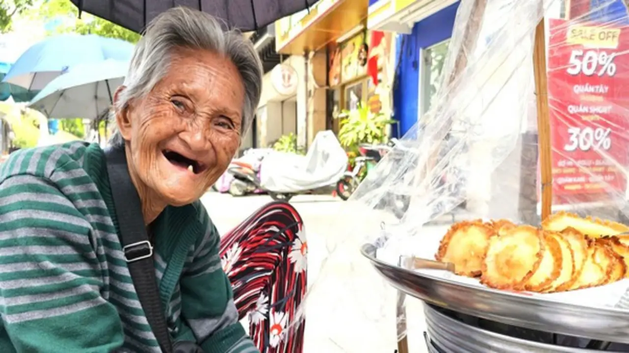 Người mẹ 83 tuổi bán bánh vỡ òa khi tâm nguyện với con trai thành hiện thực