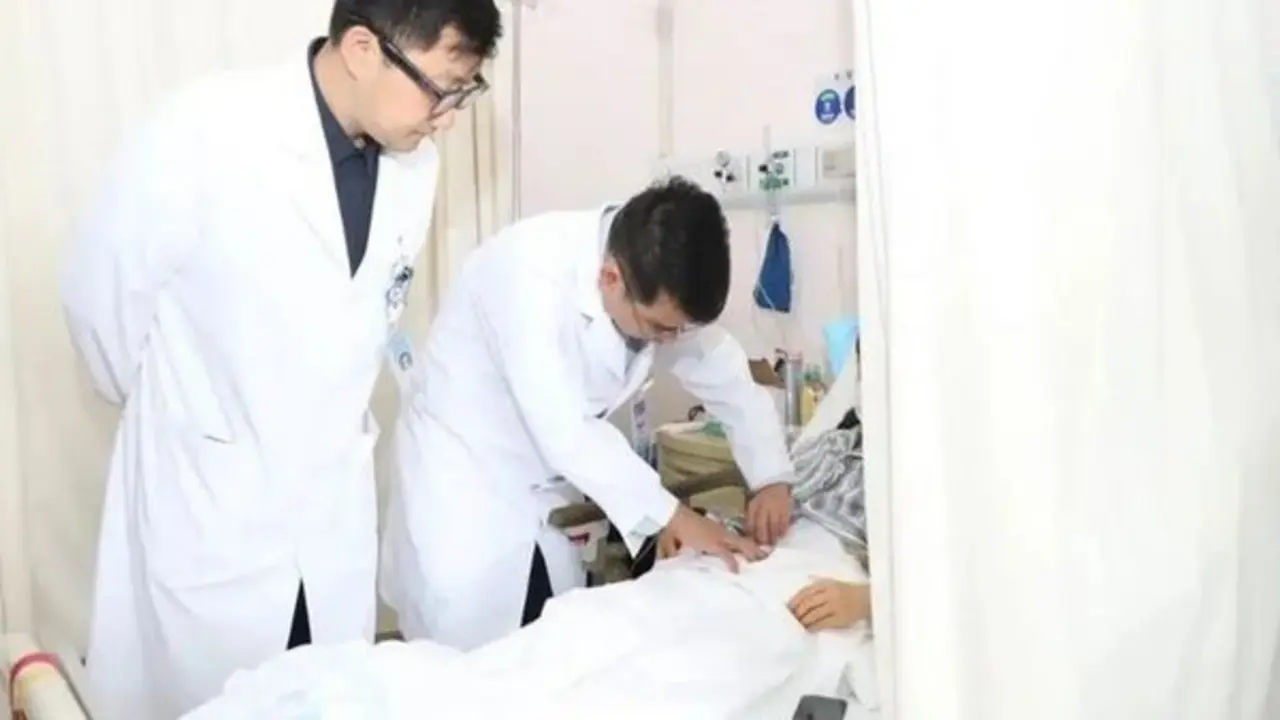 Người phụ nữ 27 tuổi phải cắt bỏ đại tràng vì làm "điều dại dột" suốt 4 năm