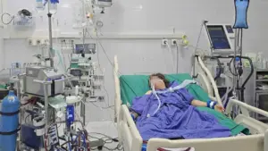 Người phụ nữ 43 tuổi nguy kịch sau 5 ngày ho, sốt