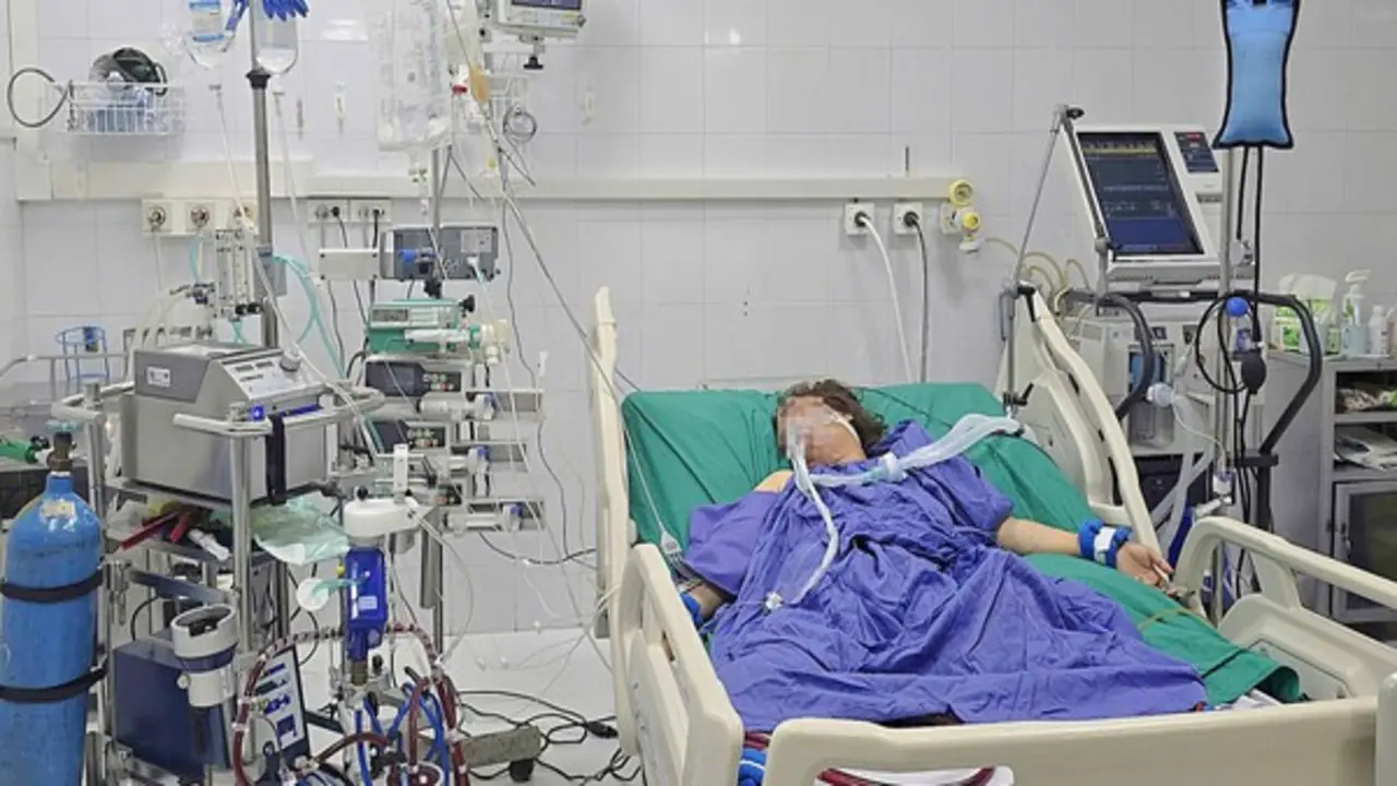Người phụ nữ 43 tuổi nguy kịch sau 5 ngày ho, sốt