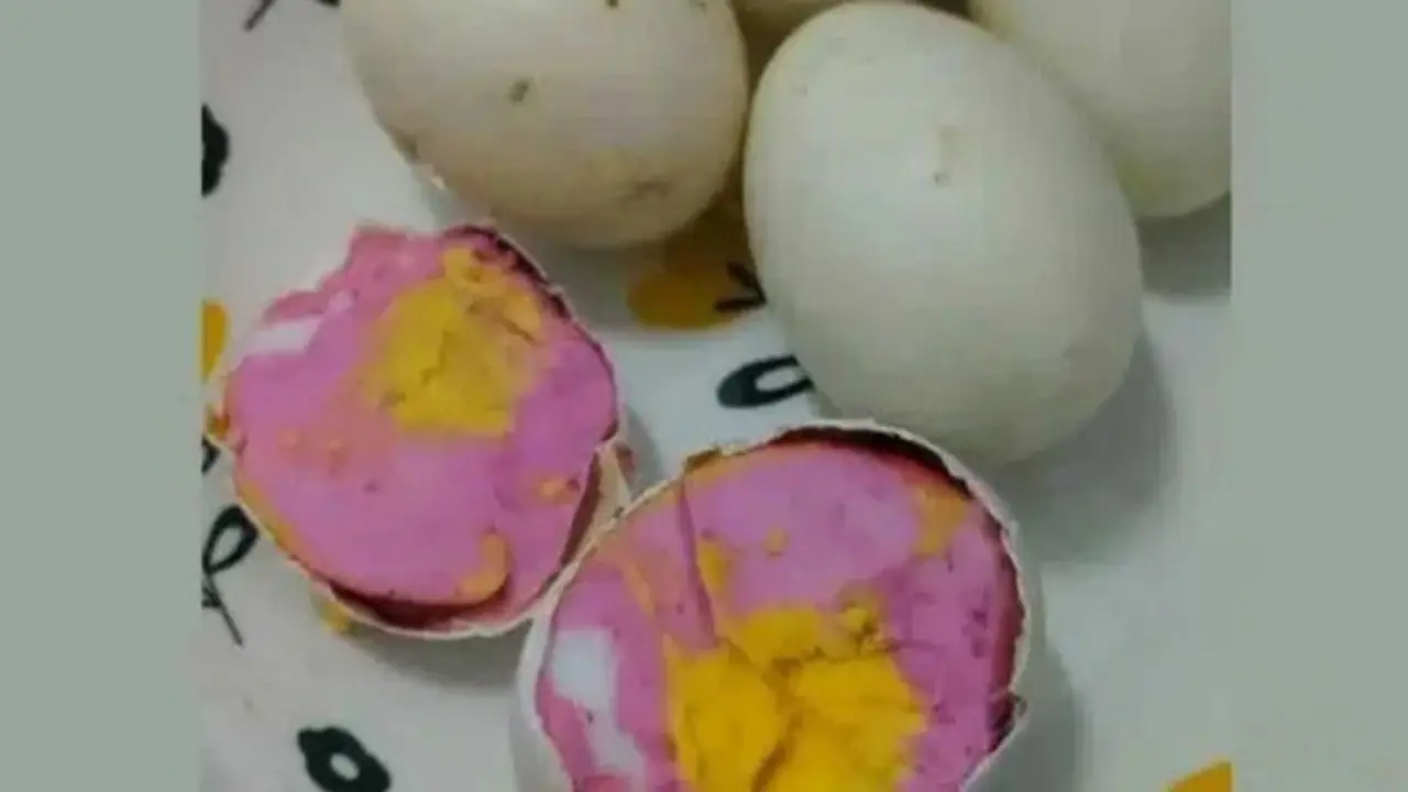 Người phụ nữ "sốc nặng" khi phát hiện trứng luộc chuyển sang màu hồng