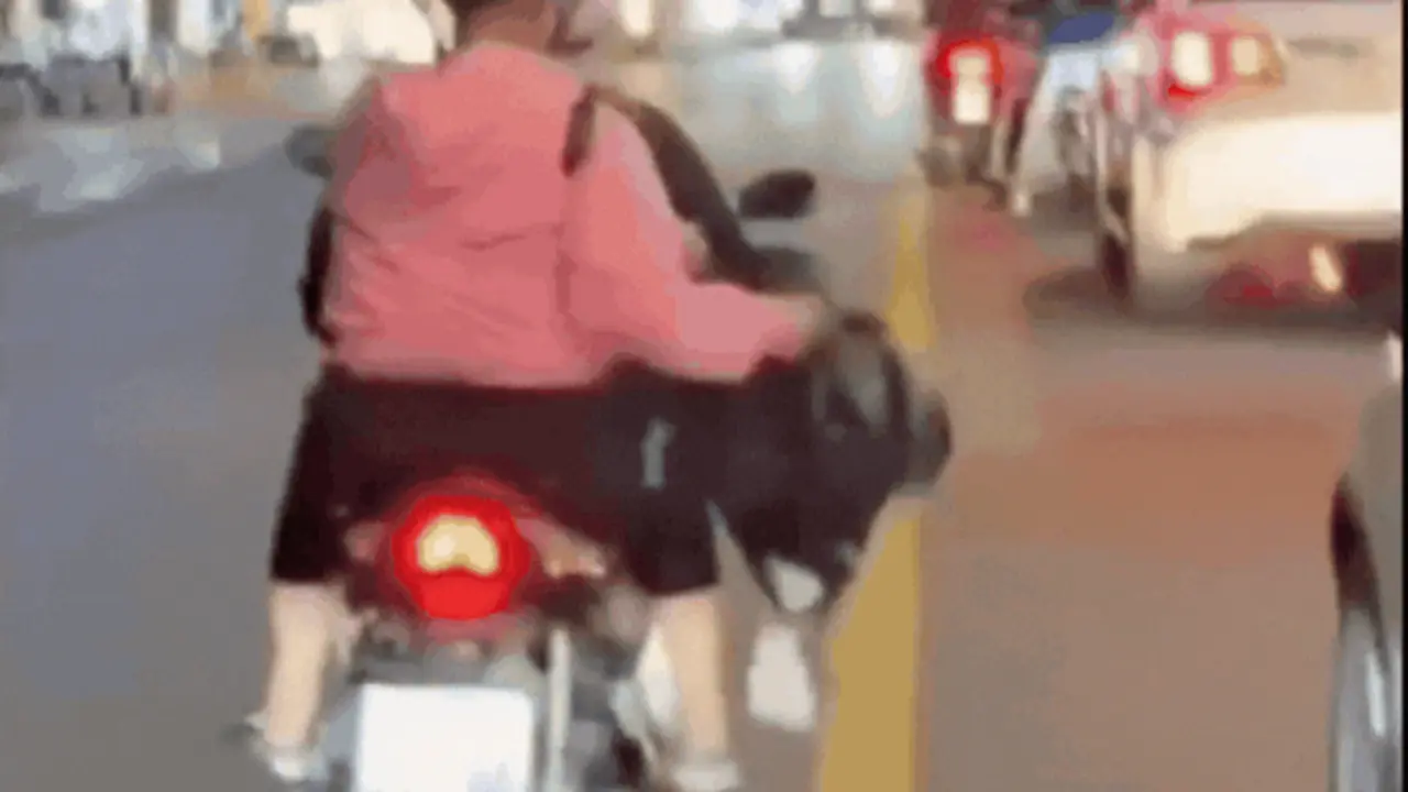 Người phụ nữ tung vàng mã xuống đường để 'xả xui' ở TP.HCM bị phạt
