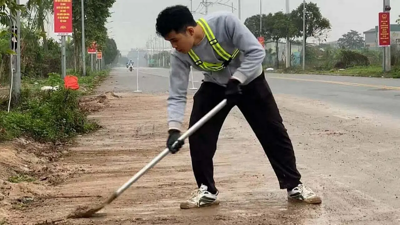 Người trẻ rủ nhau cắt cỏ, dọn vỉa hè