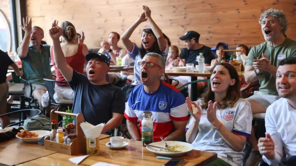 Nhà ngoại giao Mỹ vỡ òa khi đội nhà thắng đậm Paraguay tại World Cup