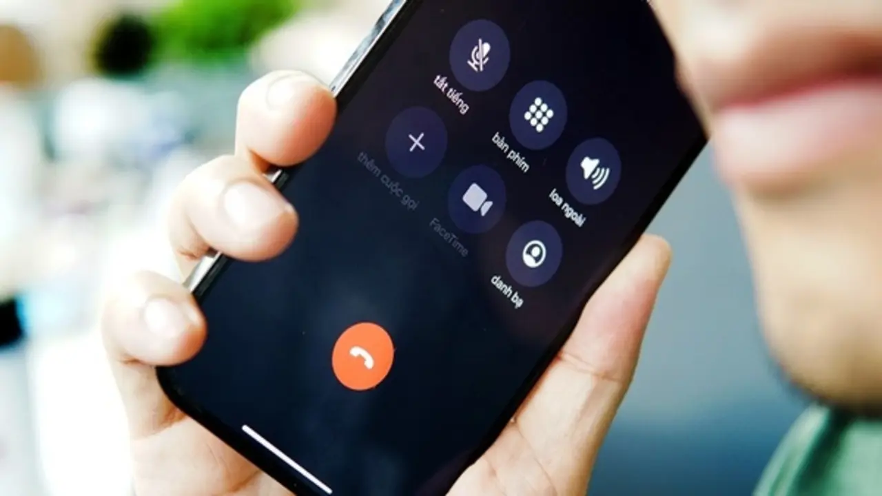 Nhận cuộc gọi từ số điện thoại lạ, người phụ nữ liền báo công an