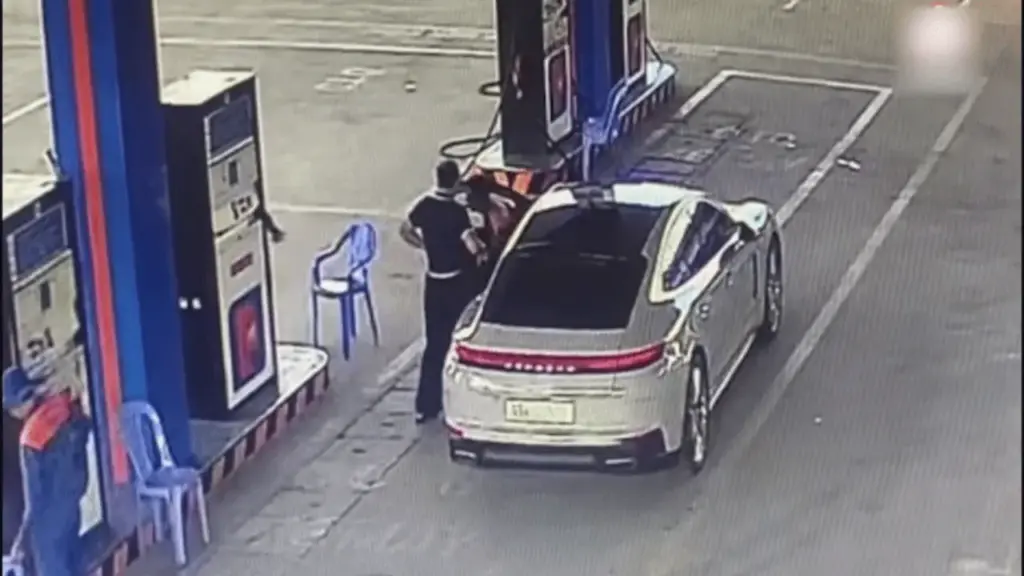 Nhân viên cây xăng nhảy cẫng khi được ngồi thử Porsche