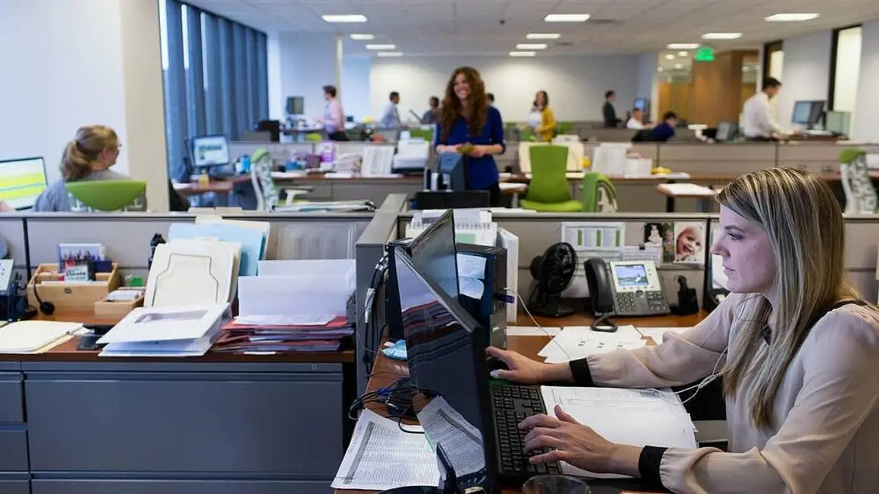 Nhân viên văn phòng mệt mỏi làm 'bảo mẫu bot AI'