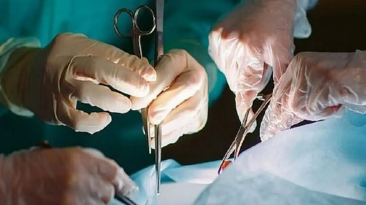 Nhập viện vì đau bụng, người đàn ông 67 tuổi sốc nặng khi bác sĩ gắp ra thứ "đáng sợ" đen sì