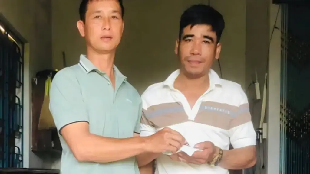 Nhặt được 7 chỉ vàng, vợ chồng lên mạng tìm người đánh rơi để trả lại