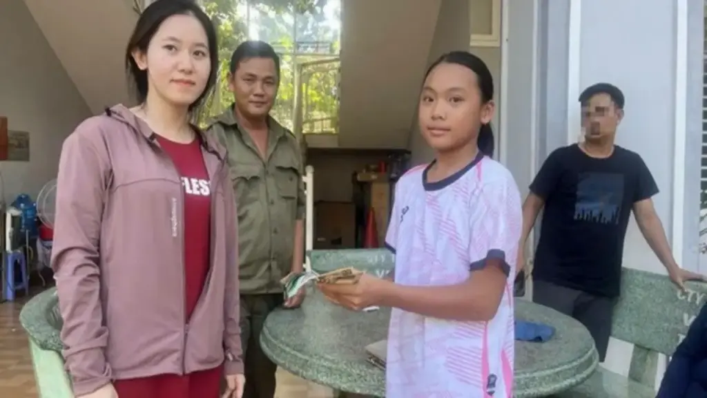 Nhặt được ví tiền, nữ sinh lớp 8 nhờ công an tìm trả người đánh rơi