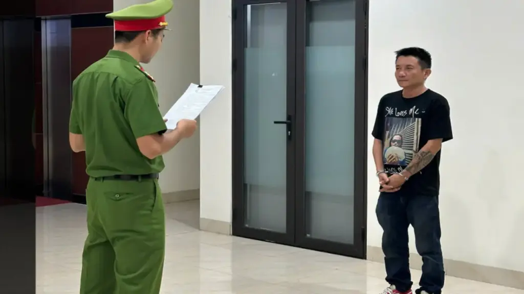 Nhậu say, người đàn ông lái ô tô tông quán dê Huynh Đệ rồi thách thức công an